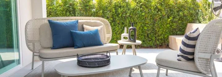 Gartenmöbel auf Terrasse